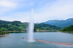 画像1: 山形市から月山花笠ラインと月山湖大噴水見学と鶴岡より湯野浜温泉へのタクシー手配