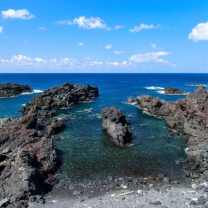 画像: 八丈島から底土海水浴場や神港漁港や八丈植物公園や歴史民俗資料館ややけんが浜や南原千畳岩海岸や鉢巻一周道路展望台など見学して八丈島へのタクシー手配