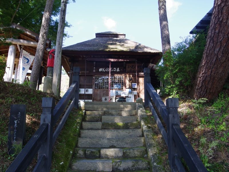 画像1: 軽井沢から白糸の滝や峰の茶屋や鬼押出し園や鎌原観音堂や白根火山湯釜や殺生河原や草津湯畑を見学して軽井沢ヘのタクシー手配